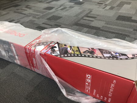 三脚架确实很结实，高低度调节很方便，两个螺母口可以选择搭配不同机型，架子厚重，但女生手提完全可以，更适合摄影师、公司使用，摄像机、照相机完美搭配，手柄可自由扭动，多角度调节，日后拍摄宣传片可以自己制作了，值得购买，推荐。