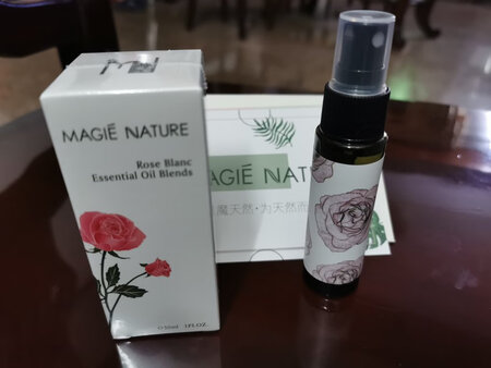 看到评论都是在赞，第一次买来试试，期待效果哦。下单没注意，原来还有一个纯露赠品，意外惊喜：）：）