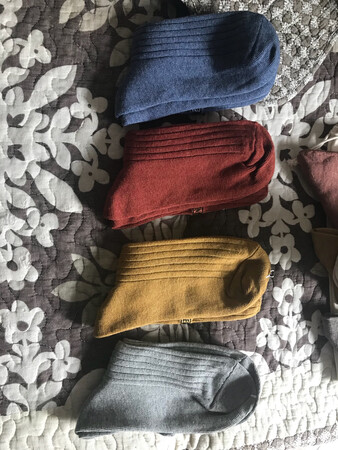 这款袜子穿着很舒服，已经被这个品牌吸粉。袜子是易耗品，每年都会买好多，孩子一年四季都只穿棉质的袜子，遇到搞活动就会给她囤货，这次买了14双袜子，够我们穿一阵的了。其中有一款商家还用一个收口的布袋戏包装，谢谢商家，以后有需要首选你家的品牌。