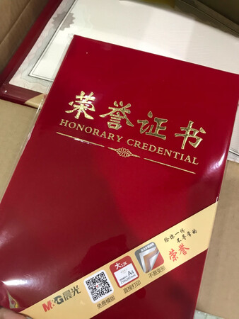 产品质感：好
厚薄程度：好
尺寸大小：好
产品设计：好
挺好的，满意，后期会回购。