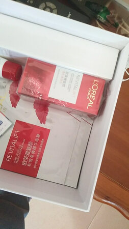 第一次买欧莱雅的护肤品，看着挺不错的。
效果要用过之后才知道。
