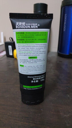 用过几次波斯顿的洗面奶，这个是新款，本想着应该没有什么问题，可是回来打开用的时候挤出的洗面奶能闻到一股塑料的味道，不知道是不是真的，以后不会买这型号的了，