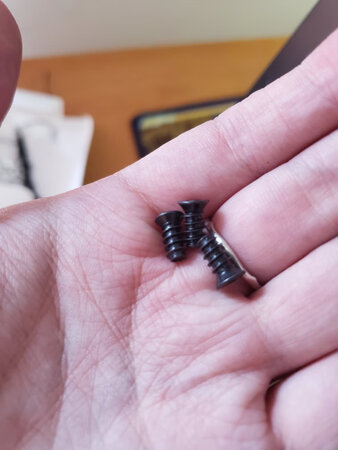 一百多的RGB风扇连个长柄螺丝都不给?你们是有多抠啊