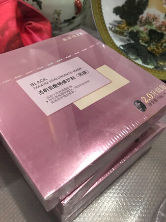 使用感受：好好用
适合肤质：敏感肌肤
补水效果：补水效果很好
贴合效果：很好 黑膜 温和
其他特色：补水排浊保湿
产品质感：黑膜贴和修复功能好