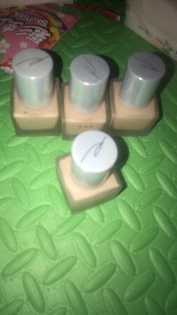 产品包装：嗯无特色
产品质感：瓶子磨砂的
适合肤质：适合我哈哈哈哈哈哈哈
遮瑕效果：还不错的   不是很厚那种   就不要指望遮瑕特别厉害
保湿效果：不错   我感觉很好
其他特色：在我心目中用了这么多瓶了  有点类似奶油肌那样的    但是我皮肤底子不好   没有那么惊艳   如果我皮肤底子好可能效果会更好吧