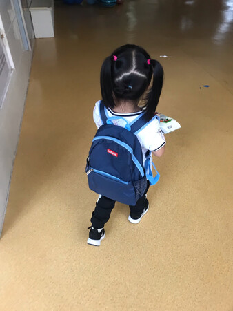 小朋友背着很好看，大小也很合适，再说这个颜色的书包赖脏，不错?