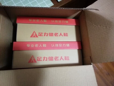 朋友推荐的老人鞋，最喜欢的凯丽阿姨代言的大品牌，质量信得过给家里老人一人买了两双，发货很快，大大的一箱给送到家，做工很细致，鞋底软，防滑耐磨，老人说穿上脚很舒服，走路很轻便，抓地有力，赞不绝口，等天气冷了再来买几双冬鞋