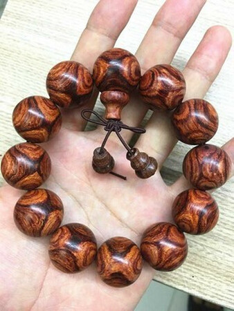 之前买回来一串几十元的海南黄花梨手串品相一般，没有对眼，纹路很普通，看到店家规格还有一个对眼的款式不知道是什么样 的，这个两天刚收到看了下手串纹路比我之前的十几元的好多了和店家规格设置的一样，对眼款的果然是对眼纹，油性也会好很 多，真是太好看了，有喜欢的朋友建议对眼款式，我是过来人给你们推荐下，省得到时候想要对眼下单错再换货麻烦。