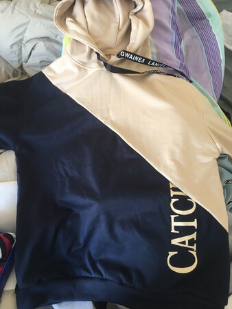 这个衣服很合身，是休闲款的比较宽松。衣服颜色有点色差，其他长度宽度都符合，穿起来也舒服。标准款的也不薄了，秋天完全可以，冬天加保暖衣也差不多了。款式是很不错的，帅气有型，而且也比较百搭。所以物超所值了，五星赞！