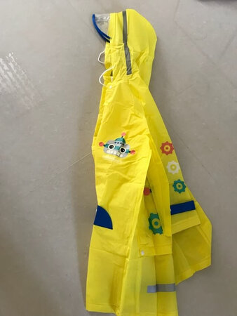 雨衣漂亮，刚收到有味道，洗过晾干就没了，质量也不错