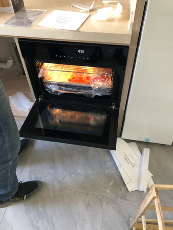 在网上开了很久最后决定下来选择了这款烤箱，首先价位适中内胆比其他的优秀很多，清洁起来非常的方便使用安全快捷，用料扎实功能齐全，最最最最最最最最最最重要的一点是它颜值非常高！颜色沉稳大气按键简单实用！无论是从哪个角度你都有很多理由去选择的一款烤箱！大牌子靠得住！安装师傅说烤箱非常专业！