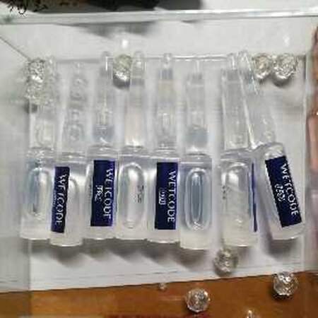 水密码的这只小安瓶看起来还挺好看的，然后前前后后囤了好几只了，现在各大国产品牌，都推出了自己的安瓶，不知道具体效果怎么样，反正我是看见便宜的，就囤一些，就当精华液用，还是挺方便的，小小的一只～不过我有个问题就是安瓶上怎么没有保质期啊！
