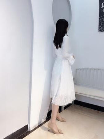 白色长裙子哇，穿简直仙女裙了，穿上这条裙子大家都是小仙女哈哈，V领带点气质，质量真的挺好的，爱了。说实话拿到快递那一刻都没想到会是这条裙子，因为有点重，打开看都惊了，裙子挺厚实的，一点也不透，这裙子还不像其他裙子那样俗气，袖子领口下摆都挺好看挺不一般的