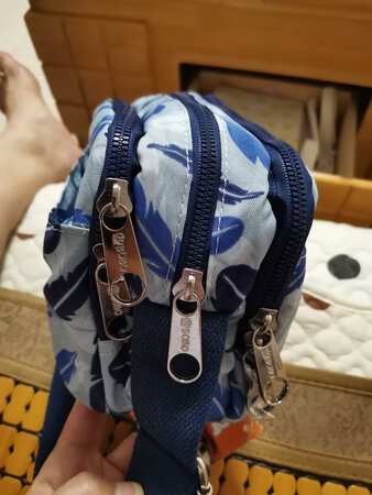 出门旅游装的东西很多，轻便，隔层多，好用，值得购买，好评