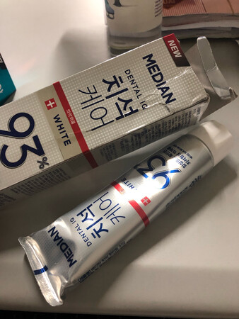 包装太简单了，牙膏盒都挤变形了