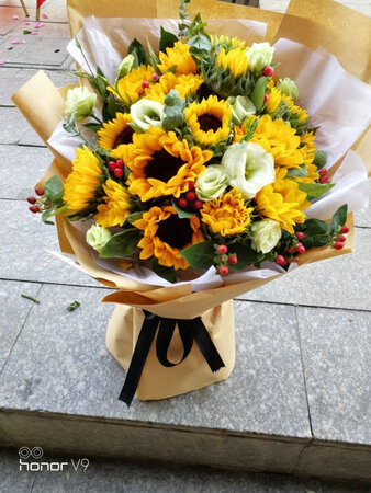 这次已经是第六次在他家订花了，每次给朋友过生日都因为过不去就回在他家订花，服务特别周到，花材也特别新鲜，朋友更是喜欢的不得了，每次都会问我还是那家吗？客服人员也非常细心，关于我的要求他都会再三确认并及时记录，还会一如既往的支持