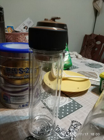 京东物流就是快，隔天准到，迅捷！收到货后，打开外包装盒，一看，里面东西包 装完好无损，再打开玻璃杯的外包装，褪去泡沫塑料袋，玻璃杯晶莹剔透，杯盖光彩照 人，放在手上颠颠分量很压手，给人的整体感觉时尚、 大气、上档次。倒进开水，握住玻璃杯也不觉得烫手， 手感温度适宜。把杯盖拧紧，把破」勳不倒置一下点都 不会漏水，左右、上下颠倒摇晃怎么也不会漏水，杯當 密封相当好！不锈钢的茶叶挡制作精致，还安装了一 个小提手，安装、取出都非常方便，这个细节打造的 非常精细、到位，必须给点个赞！一开始，还犹豫是送 择大号、中号还是小号的，现在看来买的这款 35Oml的大小合适，外观看起来也漂亮，喝茶也正好 不等茶凉了，就喝完了。总体来说，这个双层玻璃杯t 美价廉、时尚美观，值得亲们购买！