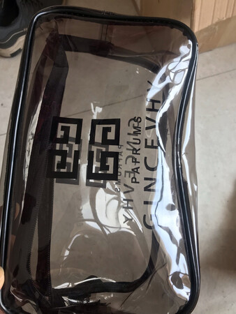 真的是够大，给孩子军训用。就是刚刚买回来，有些味道，看放放会不会好点，总的来说，还满意