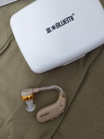 给我爸买的助听器，是我在~里看了几天了，才是看准了这家的，物流很快，我爸收到就打电话跟我说这个东西，说很好很方便，配一整天都是舒服的，叫我再买一个，第二个刚刚下单了，需要的可以参考下，个人感觉对得起价格