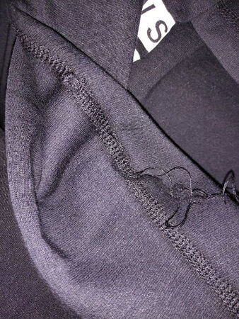 衣服挺好的就是刚收到有一股味道  还有这么大的一个线头子