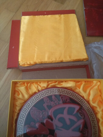 东西收到了内容完好无损可以盒子摔了个稀巴烂真不知道该怎么送人，唉