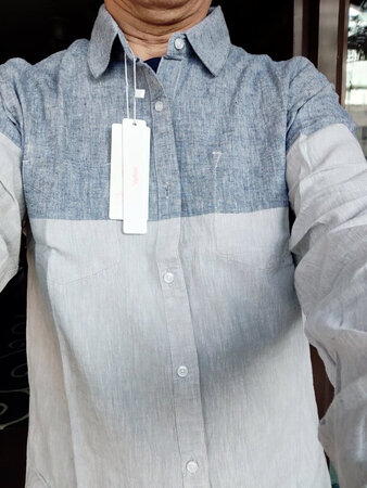 早上买的，下午就到了，快递真快。衣服表面因为有麻的成分看上去不光滑，但是上身顺滑，有垂感。这个品牌最近搞活动，三折价格买的很合算，超值。衣服尺码标准，我1.75米，重150斤，试穿除了袖子略长，其它都还合适。另外这件衣服有2个口袋，除了平时左边那个，右边内侧还有一个口袋。