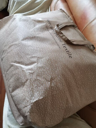 听朋友说这个牌子的被子不错，然后就买了，果然没有让我失望，特别喜欢她的子母被，在海南夏天子被开着空调很适合，冬天母被就够了，夏天开空调盖蚕丝被刚好。被子很轻很柔软，盖起来很舒服，到时新房子装修好还会再要来购买，遇到活动，这次遇到活动很便宜，希望以后多做活动
以后家里的床上用品就认准水星，大品牌放心，而且质量也确实杠杠的。