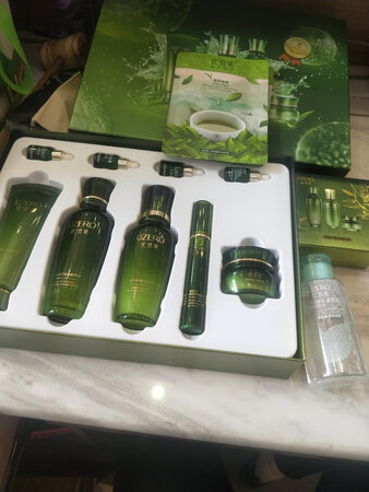 产品很好。味道很好闻。补水效果超棒的，包装又高档，下次还买