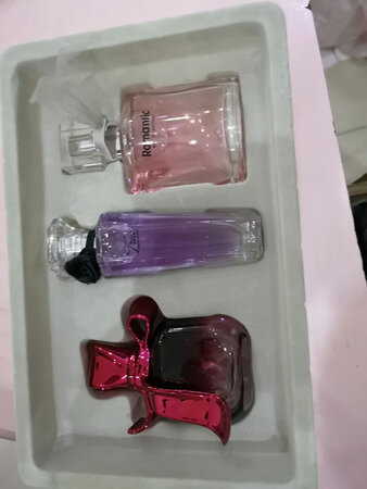 味道浓淡：浓淡适中！瓶子设计很漂亮！非常喜欢！包装严实，没有任何损坏。