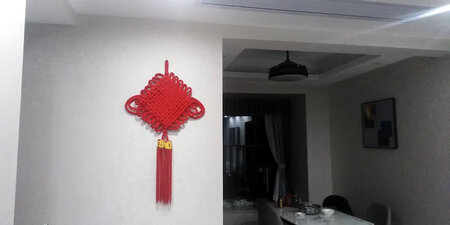 很喜庆，很漂亮，就是做工不精细，两个坠子容易脱落，自己想办法扎起来，价格有点小贵。