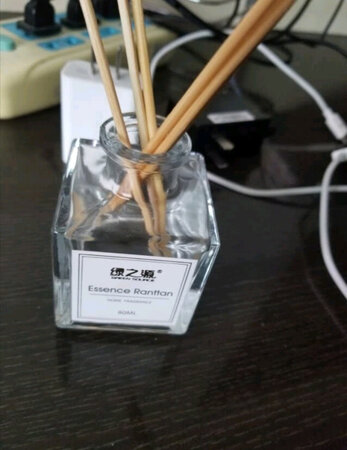 适用场景:任何地方。地方小小的可能效果好的多。美观程度:真的不好看 藤条是什么嘛。产品包装:纸盒子。毕竟几块钱产品气味:气味淡的真的基本感觉不到。其他特色:自营搞满减被忽悠买了一堆。发过来真的味道小。藤条难看。还是去精品店买大瓶好看的。