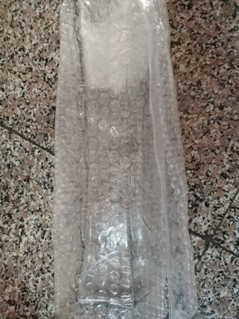 昨天下午下单，今天到货，小哥很负责，送货上门，以为双11会慢些，没想到还是那么快，小东服务真是没得说。瓶子质量还行，品质稍差，毕竟价格摆在那里，家里自用可以，送人换个。还是要点个赞。