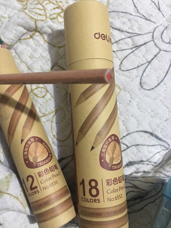第一次用三角杆的笔，节约笔筒空间，笔的手感极好！