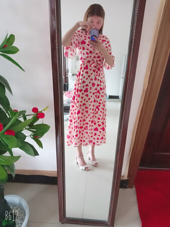衣服很漂亮，穿着洋气，心形图案很有设计感，很显眼美美哒，质量是很凉快的，修身，适合个子高一点的美女。