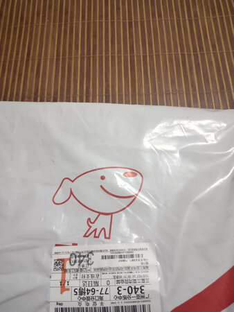 京东自营的这款与狼共舞短袖，布料挺柔的，做工也相当整齐，性价比蛮高的。