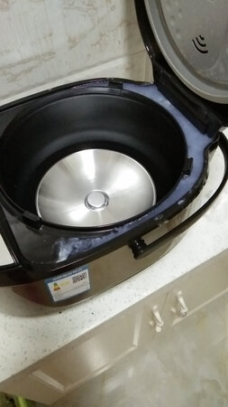 其他特色：熬粥弄得哪都是，无语了，每次打开盖留下来的水都积在那里不好清洗，这次直接沸腾一桌面，，最危险的是插头这都快浸进去了，幸亏回来的及时，不然后果不堪设想