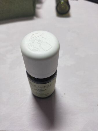 我买的是茶树精油，我是痘痘肌，尝试过很多方法，自己还没有试过纯露精油，之前在美容店用过复方精油觉得还不错。纯露和精油纯天然，不伤肤。这个茶树精油主要祛痘的，多次少量涂抹。买精油送纯露，送的纯露比较清爽，就是我还没用价格就完了?，毕竟是送的，哈哈哈！这次双十一我又在~上买了薰衣草纯露，主要祛痘印。魔天然在~也有旗舰店，我双十一参加的~盖楼活动，有津贴红包就在~上买了！非常感谢京东的客服，双十一我给她拍了我的脸部现状，还鼓励我！我觉得痘痘肌可以多用些天然的东西，纯露和精油结合着用！店家配的很好，买精油送纯露小样，买纯露送精油小样，用着不错可以买正品。