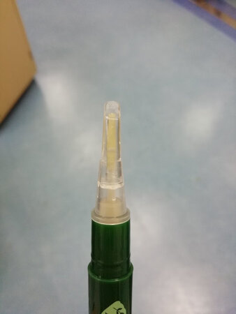 使用感受：没有明显的药物刺激感，凉凉的感觉很舒服，也没有什么别的味道
适合肤质：我的皮肤明显的偏油性，痘痘总是不间断，希望这个精华液能对痘痘有效，用过一段时间之后我再来续评。
吸收效果：吸收是挺好的，抹上之后很快就吸收了。
其他特色：这个笔设计的还是非常好的，下端有一个指示，按照他的指示旋转笔的末端，会自动挤出精华液，有点淡黄色，用多少挤多少，这个量很好控制，笔头是软的，涂抹非常方便，不用污染手指，也不用借助别的工具什么的。