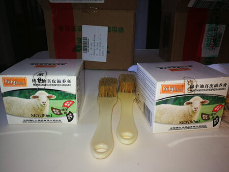 鞋油质量一般，配件，抛光布质量非常差，擦鞋布尺寸太小，而且布料质量差，鞋涮尺寸太小，毛质量差，建议配件单独买的质量好些。