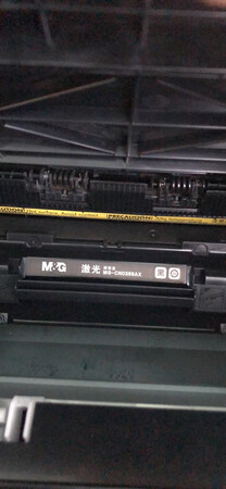 算是买的这么多硒鼓中，最好用的一款了。基本上2000张纸没问题吧。我们是做辅导班的，每天打印量特别多，一整个暑假都在用，这个暑假买了两个，到现在还没用完，每天打印量超级多。打算再买两个囤货。这样的好东西应该多囤几个。
