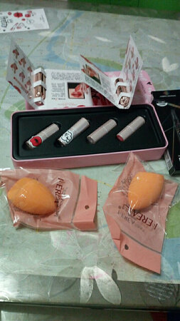 口红收到了试了一下颜色都挺好看的，就是量太少了，赠品挺多希望好用
