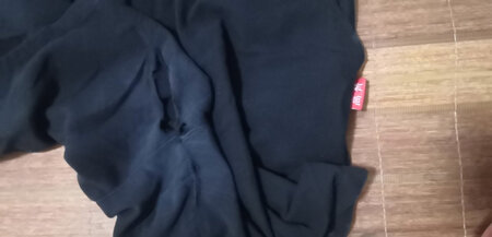 在这家店买了很多衣服，算是回头客吧，这裤子是店家做活动买的，价格不高，两个手指的样子！穿了一段时间来评价的，裤子的话，棉不棉的不太清楚，但是肯定没有T恤衫舒服，有明显的摩擦感，做工的话，活动价还是可以接受的，细节方面处理还是可以的，但是下图是穿了半个月左右的照片，裤裆处已经被磨穿！半个月啊…?我也是醉了！