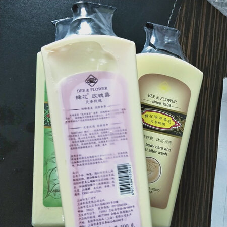 快递挺好的，就是用用看看质量怎么样，但是有一瓶压出来了。