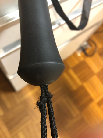 感觉是把旧伞 绳子马上要磨断了呢