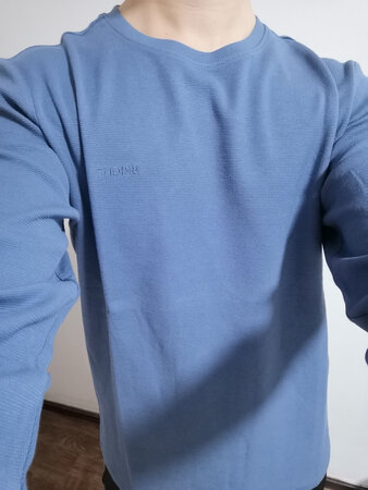 很舒服的衣服，一次买了两件，很漂亮，很适合秋季穿，长度稍微偏长