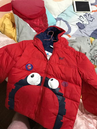 羽绒服非常好看 是正红色 造型很可爱 儿子很喜欢 现在还穿不上 冬天应该很御寒 专门买大了一码 明年还能穿 小孩穿正红色很有精神 主要360是大品牌 质量信得过 羽绒填充量也很高 买到就是赚到 会继续支持