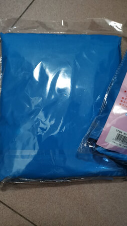 材料不算厚，没啥异味，还过得去。大小也还合适，下雨天放在书包里，有备无患了