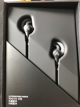 beats的坏了才换这款试试，这款后颈线比beats x小巧啊，耳塞稍微重了一点，要配合专门充电线用，没有磁吸不太方便，收纳比beats x省事，希望不会像beats那款那么容易坏，音效也不错，持续观察。