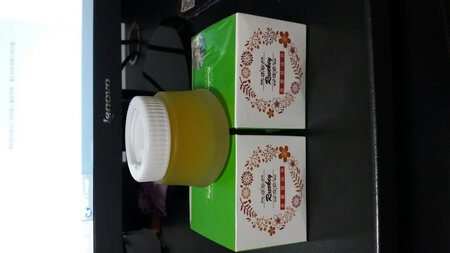 香水收到了，味道还行不刺鼻。