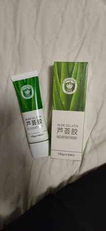 快递很快，也是双十一到手的第一件，哈哈。之前一直用雅丽洁芦荟系列其他产品，这次尝试一下这款芦荟胶！
